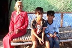 Nenek Suwati bersama cucu di teras rumahnya.